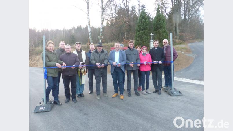 Manuel Zwick, Marktrat Gerd Scharff, Dietmar Hammerl, Pfarrer Adam Nieciecki, Stefan Haupt, Josef Hartinger, Bürgermeister Anton Kappl, Martin Süß von der Verwaltungsgemeinschaft, Korbinian Schönberger, die Markträtinnen Gerlinde Janker und Marga Schieder-Beierl, Landtagsabgeordneter Stephan Oetzinger und zweiter Bürgermeister Karl Liegl (von links) geben die ausgebaute Straße frei. Bild: sl