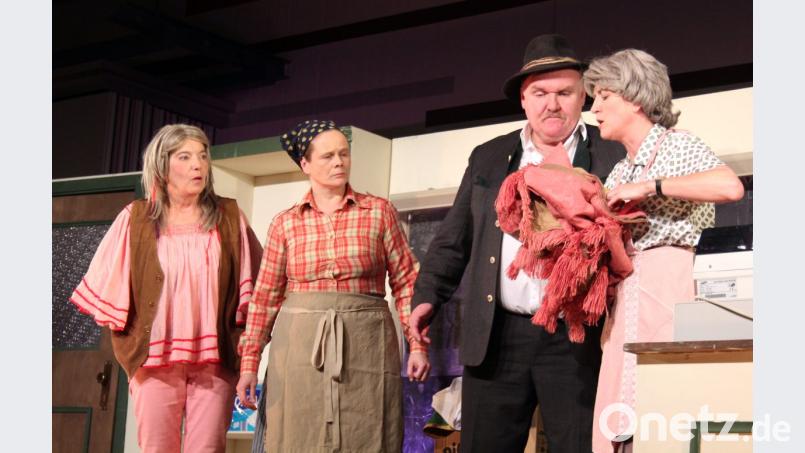 Eigentlich hätte es nur die alte Fahne des Männerchors sein sollen, derer sich Martha (Claudia Lohmann, r.) annimmt: Bürgermeister Fritz (Gerhard Wölfel) sowie Lissi (Waltraud Janner-Stahl, l.) und Hanni (Carmen Puhane) staunen aber schon bald über die alternativen schneiderischen Fähigkeiten Marthas. Bild: stg