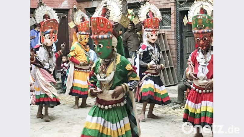 Nawa Durga Tänzer – lebende Göttinnen – tanzen an den Festtagen täglich durch Bhaktapur. Bild: rfü