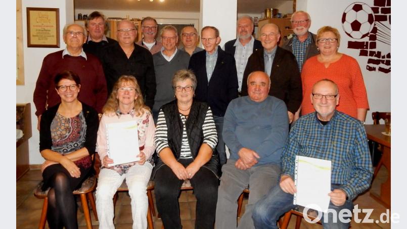 Vorsitzende Helga Vogl (rechts) ehrte langjährige Mitglieder der Siedlergemeinschaft Schwandorf-Weinberg. Bild: Hirsch