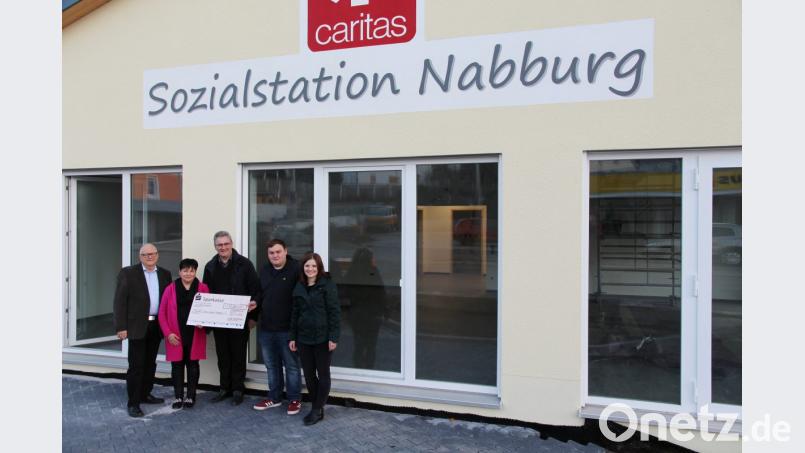 Die beiden Vorstände der Landjugendbewegung Hohentreswitz, Theresia Bartmann und Peter Zenger (von links), überreichten im Beisein von Geschäftsführer Gerhard Eilers (rechts) und Pflegedienstleiterin Kerstin Neidl (Zweite von rechts) eine Spende von 500 Euro an den Vorsitzenden der Caritas-Sozialstation Nabburg, Pfarrer Hannes Lorenz. (Bildmitte). Bild: bph