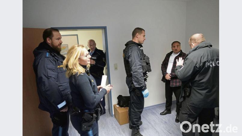 Tschechische Polizisten (rechts) erklären Vladimir K. die Festnahme. Der Slowake wird von Deutschland nach Tschechien ausgeliefert. Links eine Beamtin und ihr Kollege der Polizei aus Weiden (Operativer Ergänzungsdienst), im Türrahmen Johann Luber, Leiter des Koordinationsbereichs Rückführung. Bild: fvo