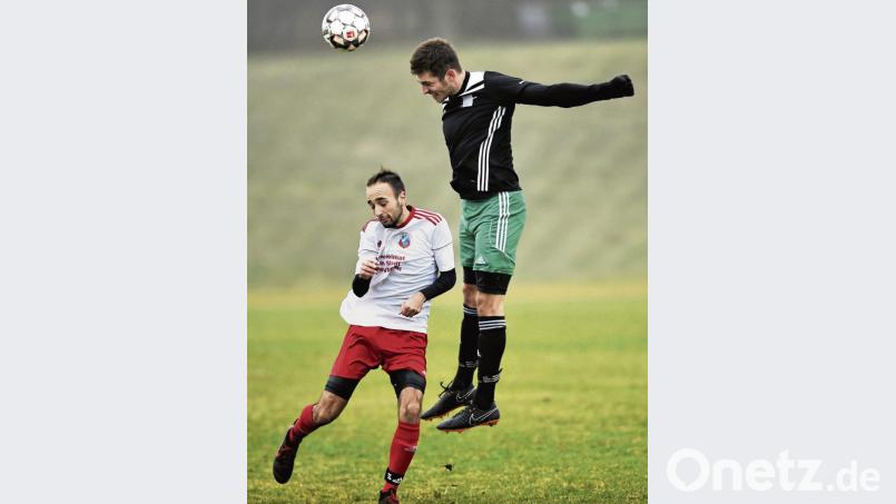 Der FC Weiden-Ost gewann das Nachholspiel bei Kreisliga-Spitzenreiter SpVgg Vohenstrauß mit 3:2. Julian Weig (rechts), der hier den Luftkampf gegen Sven Krichenbauer gewinnt, erzielte den Siegtreffer. Bild: btg