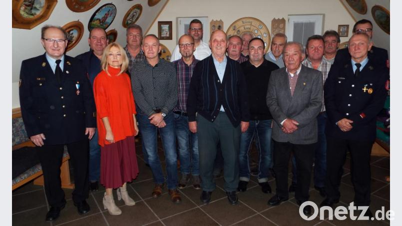 Josef Götz (Fünfter von rechts) und Georg Zickl (Sechster von rechts) sind für ihre 70-jährige Mitgliedschaft bei der Feuerwehr geehrt worden. Bild: e