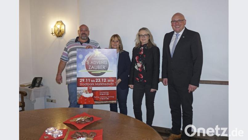 Organisator Martin Fuhrmann, Claudia Hiergeist und Kerstin Brunner von der Stadtverwaltung sowie Oberbürgermeister Oliver Weigel (von links) laden zum Marktredwitzer Weihnachtsmarkt ein. Bild: fphs