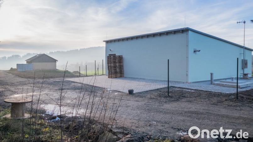 Die Wasseraufbereitungsanlagen in Wildstein Links die Alte und rechts die neue Anlage, die in den nächsten Tagen in Betrieb geht. Die alte anlage wird dann zurückgebaut. Bild: tkr