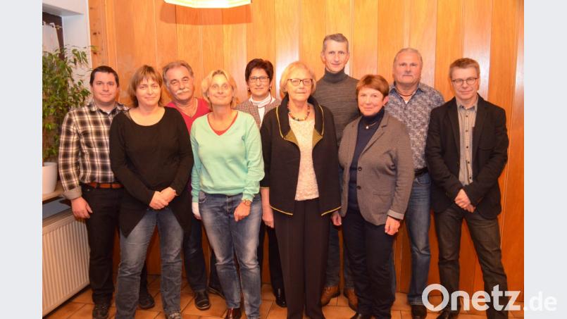 Ehrungen: Sage und schreibe 60 Jahre schon ist Johanna Kopatsch (Dritte von rechts) Mitglied im ATSV. Nicht alle zur Ehrung vorgesehenen Mitglieder waren gekommen. Bild: fz