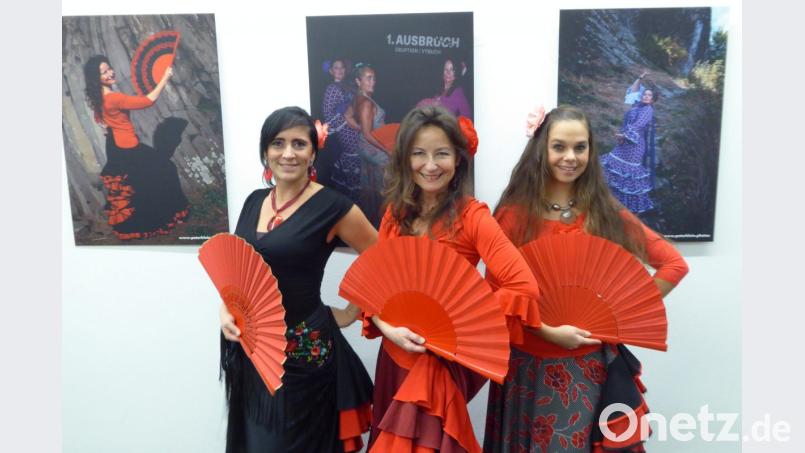 Die drei Flamenco-Tänzerinnen vor ihren künstlerischen Fotos. Bild: fsb