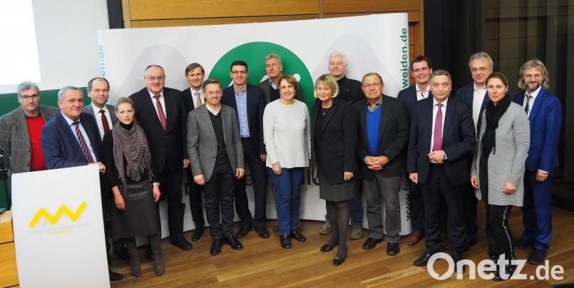 Sie freuen sich über den Erfolg der OTH Amberg-Weiden: Vorstandsmitglieder und Beirat des Fördervereins der OTH Weiden mit den Ehrengästen. Bild: Bühner