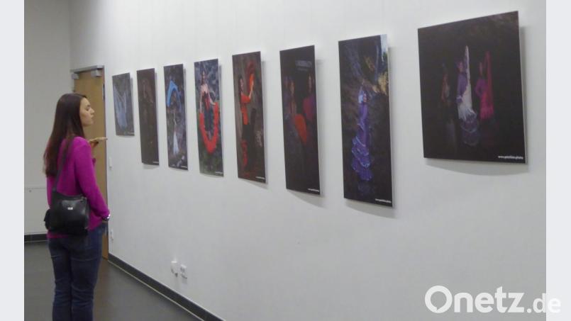Lea Koos bewundert die bunten Bilder, die Fotograf Peter Klein ausstellt. Bild: fsb