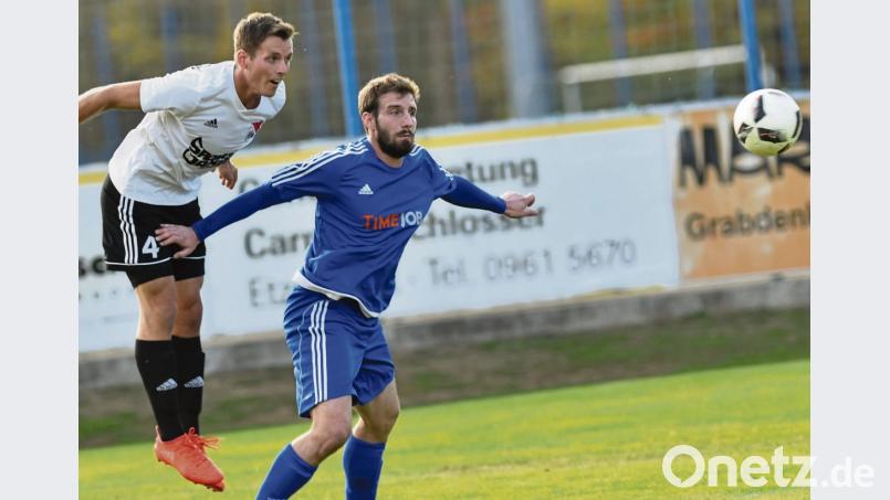 Der SV Etzenricht holte mit dem 2:0-Sieg beim FC Tegernheim drei wichtige Punkte im Kampf um den Klassenerhalt. Johannes Pötzl (rechts, in der Partie gegen Waldkirchen) erzielte den ersten Treffer. Bild: A. Schwarzmeier