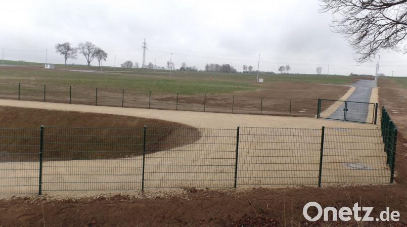 „Bezugsfertig“ ist das neue Gewerbegebiet „Weiherwiesen II“, nachdem die Erschließung abgeschlossen ist. Auch das Regenrückhaltebecken (vorne, links) ist einsatzbereit. Bild: Brendel, Hubert (BR)