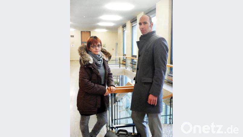 Schwerer Gang für Witwe Maria H., im Bild mit Anwalt Christoph Scharf. Der Tod ihres Mannes nach einem Behandlungsfehler beschäftigt am Donnerstag das Landgericht Weiden. Bild: ca