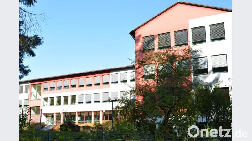 Die Gemeinde investiert in den kommenden Jahren kräftig ins Schulgebäude der Mittelschule. Unter anderen müssen die 33 Jahre alten Fenster erneuert und die Toiletten saniert werden. Bild: sm