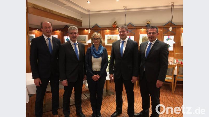 Für 25 Jahre bedankt sich der Vorstand bei Stefanie Seidl. Bild: mez