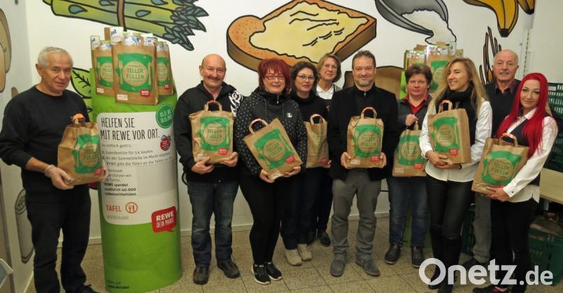 Tafel-Vorsitzender Josef Gebhardt (Zweiter von rechts) freute sich über ein Rekordergebnis an Spendentüten mit haltbaren Lebensmittel die zu Weihnachten an die Abholer gratis verteilt werden. Von den Rewe-Märkten von rechts Melanie Holz, Brigitte Meier und Anita Schwirzer sowie die Helfer der Tafel Weiden-Neustadt. Bild: Dobmeier