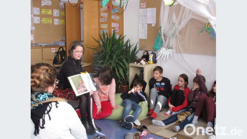 Schulrätin Martina Puff liest aus dem Buch „Henrikes Dachgarten&quot;. Bild: exb