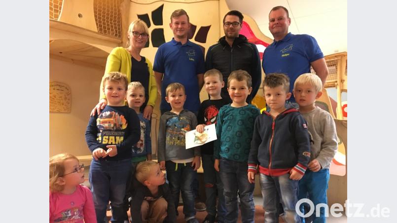 Die Leiterin der Kindertagesstätte Birgit Kumeth freut sich über die Spende von 250 Euro aus den Händen der Faschingsprinzen blau-gelb mit Lukas Schiffler, Alexander Schuller und Holger Krügelstein (hinten von links). Bild: ads