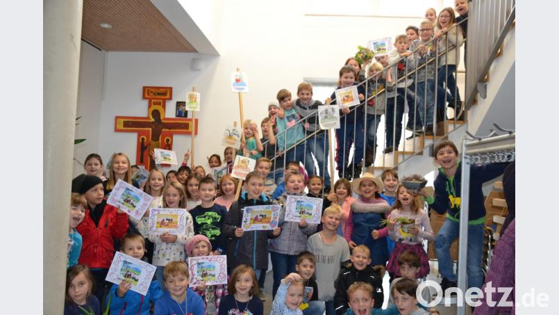 Diese muntere Kinderschar ist beim Kinderbibeltag am Buß- und Bettag im Pfarrheim dabei. Sie entdecken wie Jesus in Gleichnissen spricht. Bild: gi