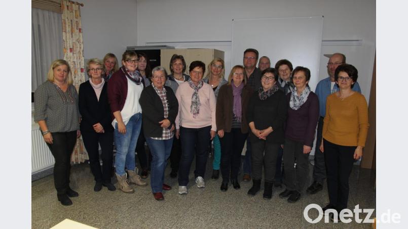 Conny Lobinger (links) zeigte den Kursteilnehmern, was in der häuslichen Pflege zu berücksichtigen ist. Bild: ral