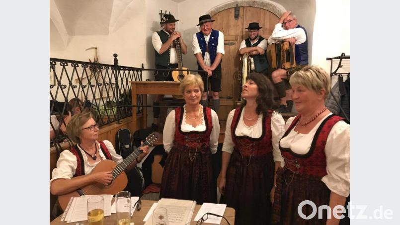 Im gerammelt vollen Schlosskeller herrscht allerbeste Stimmung bei der Schlosmusi, zu der D’ Watzndorfer eingeladen hatten. Erstmals dabei bei der Veranstaltung sind die Maierbachsängerinnen aus Pölling und die Hirschauer Wirtshausmusi. Bild: u