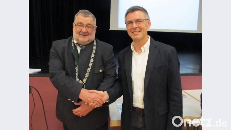 Bürgermeister Armin Schärtl gratuliert dem neuen Kulturpreisträger Raphael Haubelt (rechts). Bild: bl