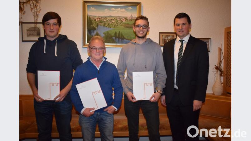 Benedikt Kalb (links) und Kilian Kraus (Zweiter von rechts) legten ihre Gesellenprüfung vor die IHK mit sehr gutem Erfolg ab. Seit 30 Jahren ist Anton Ammer (Zweiter von links) der Motor der Jugendarbeit in der Gemeinde. Als Dank und Anerkennung zeichnete sie Bürgermeister Martin Schwandner mit einer Urkunde und einem Geschenk aus. Bild: bnr