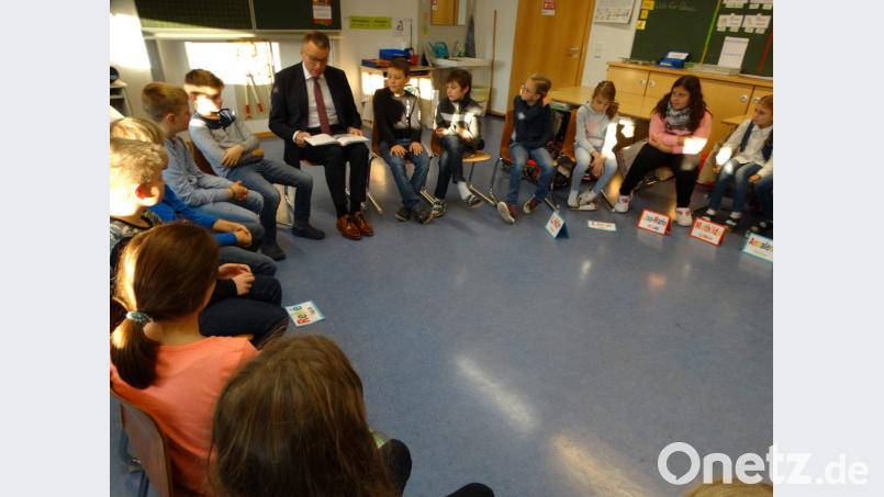 Erster Bürgermeister Franz Stahl liest die Geschichte „Nachts sind alle Katzen grau? Warum sieht man nachts keine Farben? aus dem Buch „Wo ist die Sonne in der Nacht? – Vorlesegeschichten für neugierige Kinder“. Bild: exb