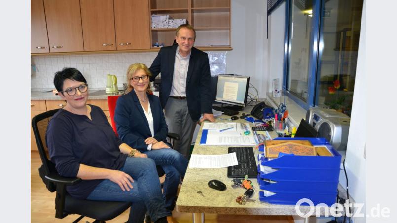 Sie freuen sich auf viele Anfragen von Menschen mit Behinderung oder deren Angehörigen: (von links) Projektleiterin Marion Dick, Verwaltungsfachkraft Petra Küsters und Diakon Karl Rühl. Bild: Porsche