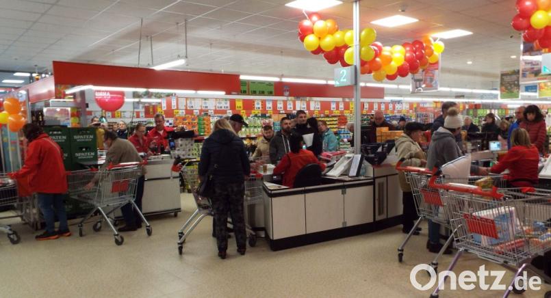 Blick in den Verkaufsraum und Kassen Bild: e