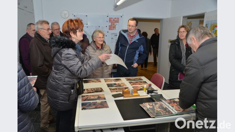 Nicht nur die neuen Räumlichkeiten gab es zu sehen sondern auch viele Eindrücke, Sehenswürdigkeiten und Luftaufnahmen aus unterschiedlichen Perspektiven. Gerlinde Kindl aus Oberlind ist entzückt. "Habt ihr das schon gesehen?", scheint sie anderen Besuchern die Aufnahme schmackhaft zu machen. Bild: dob