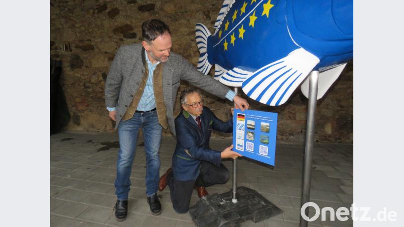 Thomas Beer und Bernhard Feneis bringen das Infoschild an. Bild: ubb