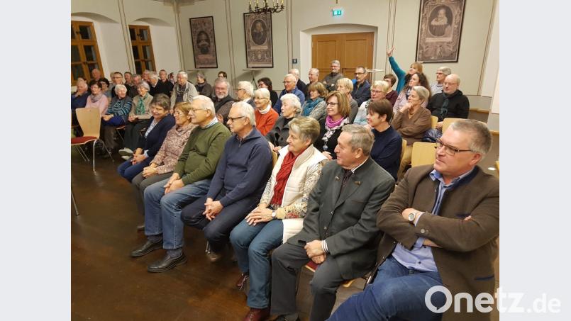 Von den zahlreichen Besuchern kamen sachkundige Fragen zum historischen Kleinod. 1. Reihe von rechts nach links: Bürgermeister Richard Tischler, Vorsitzender Peter Egerer mit Gattin und Hans Paulus. Bild: hir