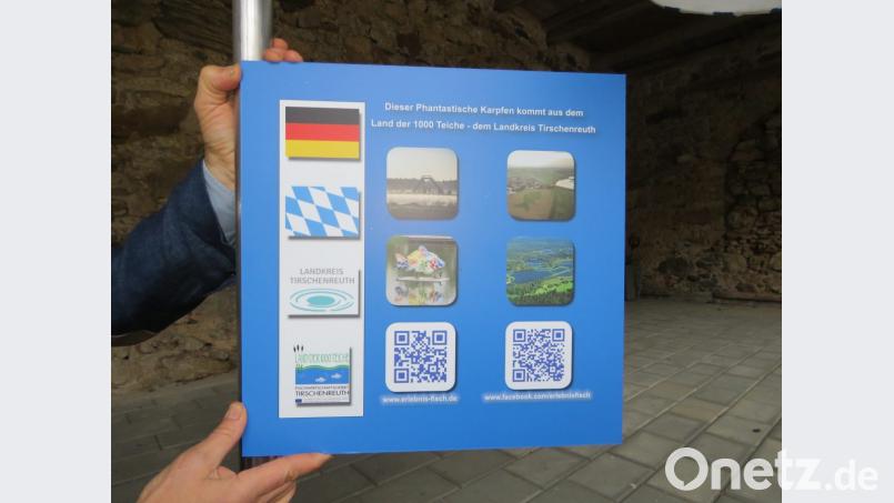 Natürlich bekommt der Karpfen noch einen Flyer mit Infos über die Karpfenzucht. Bild: ubb