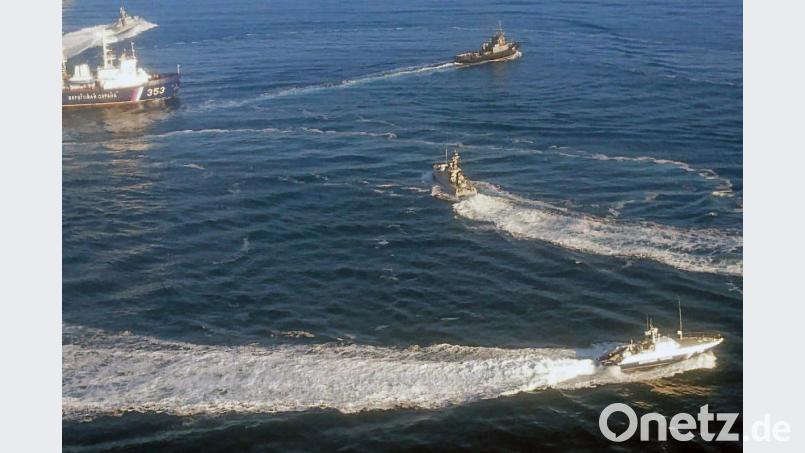 Ukrainische Marineboote fahren an der Halbinsel Krim in der Nähe der Meerenge zum Asowschen Meer in Gewässern, die von Russland beansprucht werden. Zwischen Russland und der Ukraine kam es in dem Seegebiet zu Zwischenfällen. Bild:  Tass/dpa