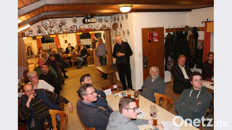 Architekt und Stadtplaner Emil Lehner (stehend) stellt den Löschwitzern erste Ideen vor. Bild: rpp