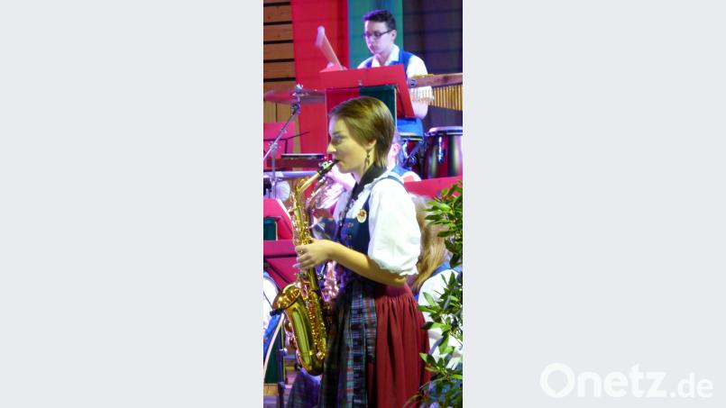 Solo von Helena Schiffmann auf dem Es-Saxophon zur Rockballade „Purple Rain". Bild: fsb