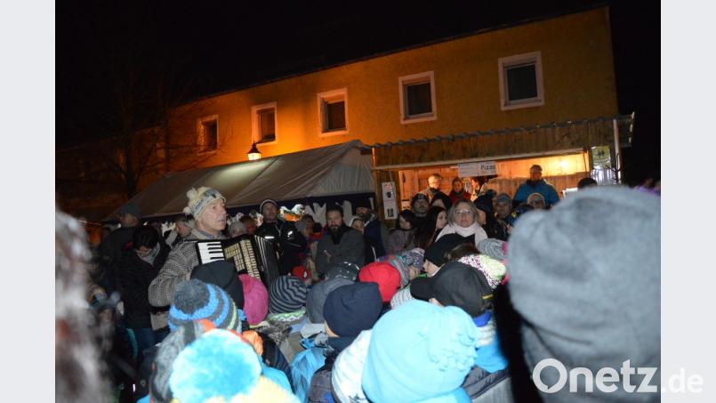 Eine ganz besondere Atmosphäre herrschte beim voradventlichen Markt in Winklarn. Unter anderem brachten sich die Grundschulkinder, begleitet vom Akkordeon, mit weihnachtlichen Beiträgen ein. Bild: bej