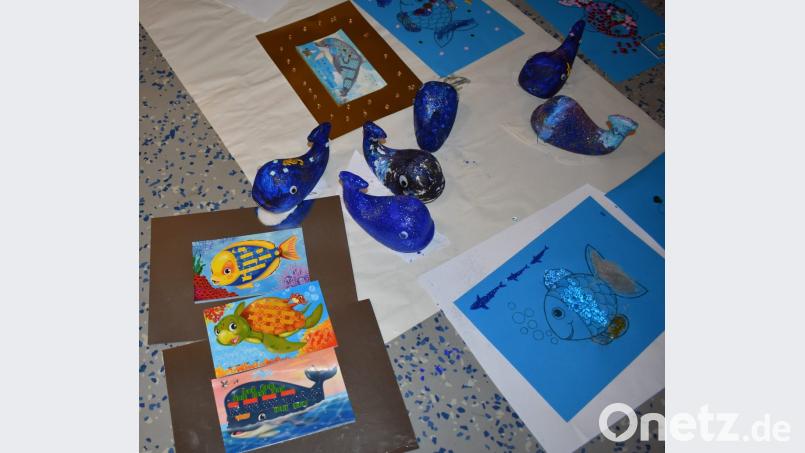 Beim Kinderbibeltag entstehen wunderschöne Fische. Bild: rgr