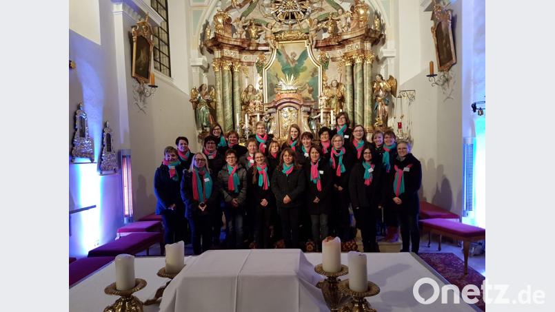 Der Chor &quot;Klangfarben&quot; mit den Leiterinnen Margit Hecht und Karina Jobst freute sich, dass der Abend bei der Bevölkerung so gut angenommen wurde. Bild: exb