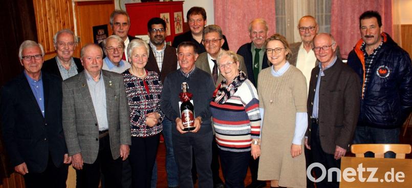 Wilhelm Moser (vorne Mitte) mit Lebensgefährtin Lore Leitmeier im Kreise der Gratulanten. Bild: R. Kreuzer