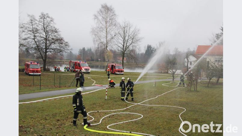Bei einer Feuerwehr-Übung in Pressath setzten die Einsatzkräfte schwere Geräte ein, um den &quot;Brand&quot; zu bekämpfen. Bild: jma