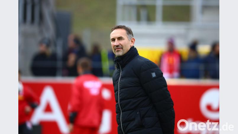 Achim Beierlorzer (Trainer SSV Jahn Regensburg) schaut beim Warmmachen zu. Bild: Jahn Regensburg