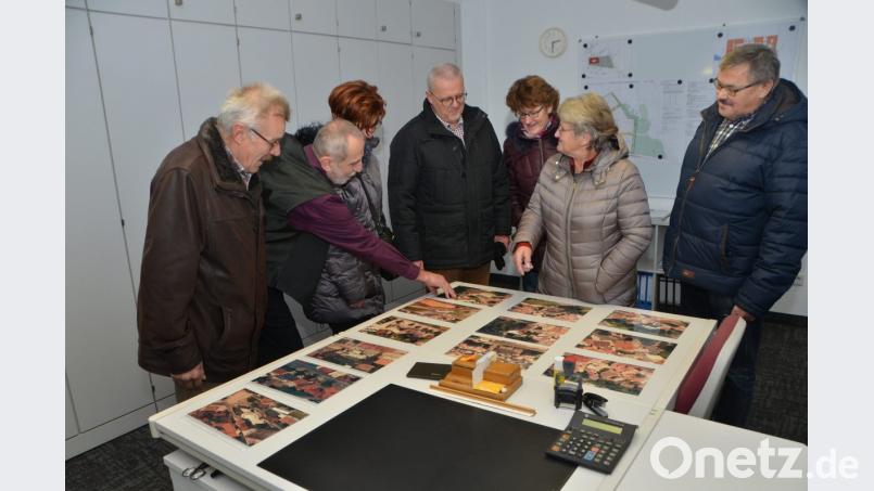 Nicht nur die neuen Räumlichkeiten gab es zu sehen sondern auch viele Eindrücke, Sehenswürdigkeiten und Luftaufnahmen aus unterschiedlichen Perspektiven. Amtsleiter Alfons Sier (Zweiter von links) hatte die geniale Idee, zu diesem Anlass die Bilder der Öffentlichkeit zu zeigen. Bild: dob
