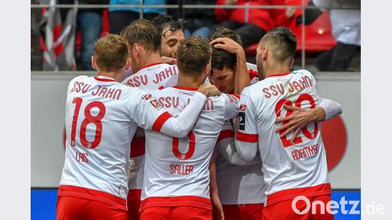 Regensburger Jubel nach dem späten Ausgleich: Sebastian Stolze (Zweiter von rechts) rettete dem SSV Jahn gegen St. Pauli zumindest einen Zähler. Bild: agentur_dpa