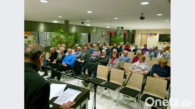 In der Aula der Markus-Gottwalt-Schule erfahren die Mitglieder Einzelheiten über Tätigkeiten und Initiativen von GeHiH. Im Gegensatz zu den Mitgliedetreffen mit bis zu 100 Besuchern bleibt der Teilnehmerkreis dieses Mal überschaubar. Bild: rn