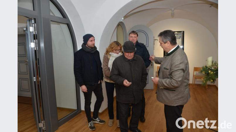 Bürgermeister Andreas Wutzlhofer war über das rege Interesse aus der Bevölkerung am renovierten Rathaus begeistert. Er verteilte höchstpersönlich die Bratwurst-Gutscheine an die Besucher. Bild: dob
