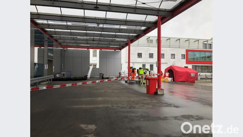 Stark ätzendes Desinfektionsmittel läuft in der Notaufnahme im Regensburger Krankenhaus St. Josef aus. Bild: Alexander Auer
