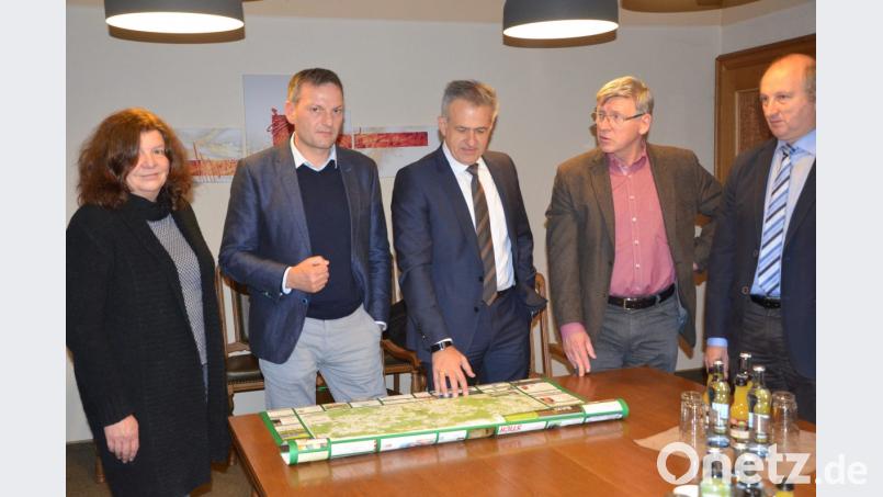 Vorsitzender Roland Grillmeier (Mitte) und seine Mitstreiter sind sich sicher, dass die Region genügend Potenzial als Öko-Modellregion hat. Bild: Benkhardt