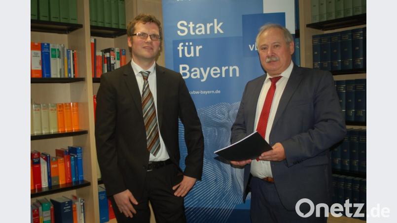 Hermann Brandl, VBW-Bezirksgeschäftsführer (rechts), und Ferdinand Heindlmeier, Geschäftsführer der Roding Automotive GmbH, blickten auf die künftigen Herausforderungen für die Oberpfälzer Automobilindustrie. Bild: gib